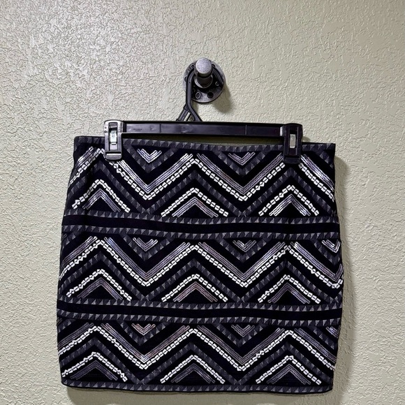 Express Black and White Chevron Pencil Skirt - Picture 4 of 4